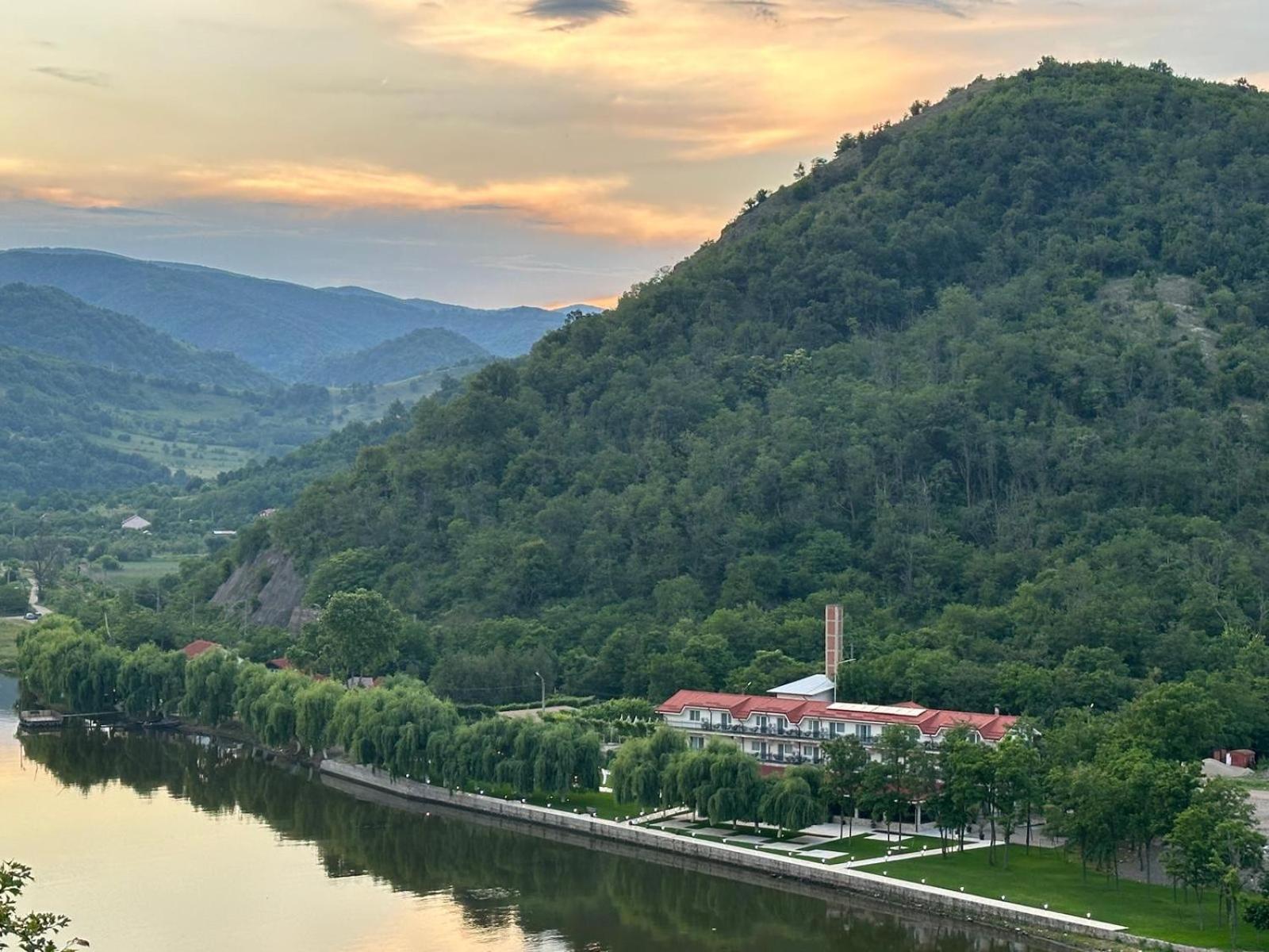 Vega Resort Restaurant & Lodge Orszowa Zewnętrze zdjęcie